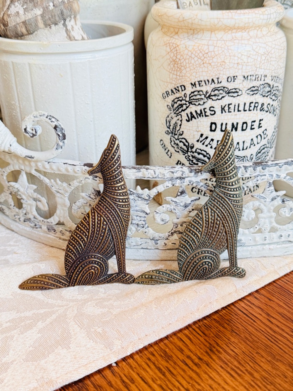 Vintage Pair of Bronze Howling Coyotes/Wolves - Picture 11 of 14